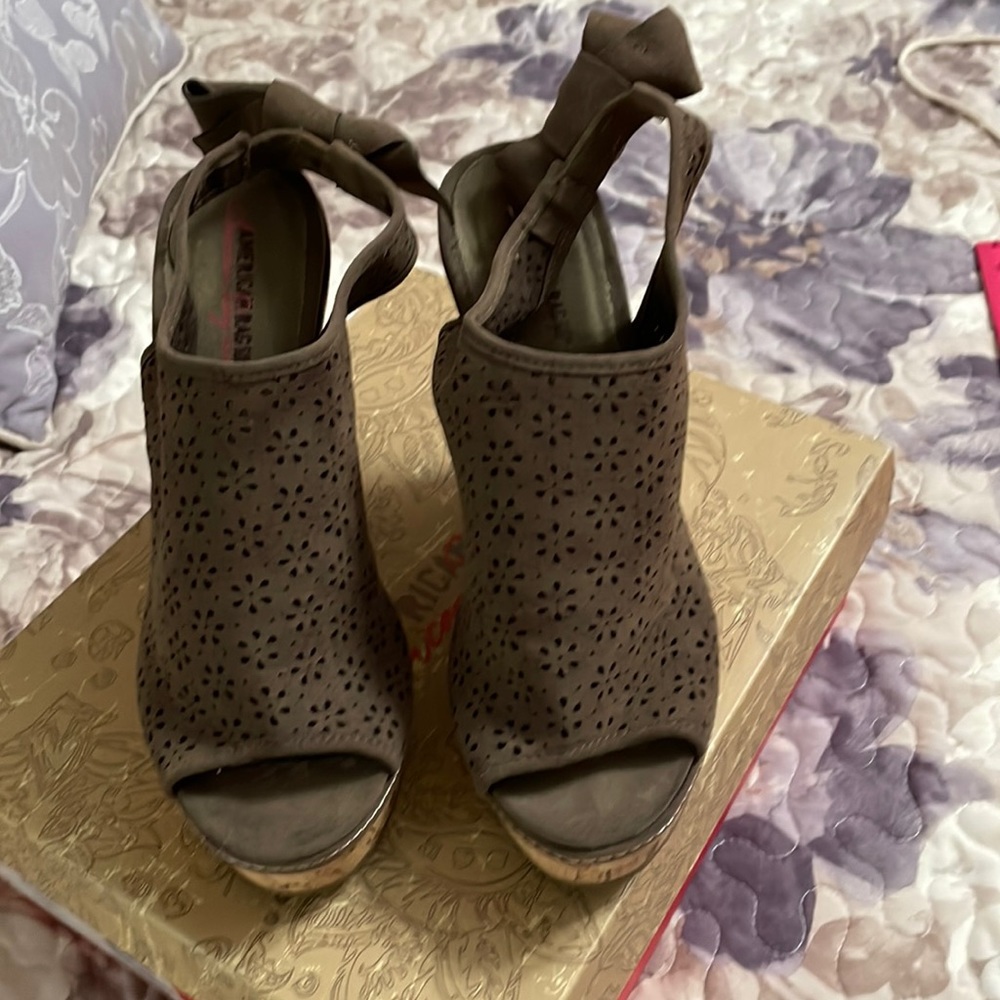 American rage 8 1/2 leather sandal 5” Heel platform